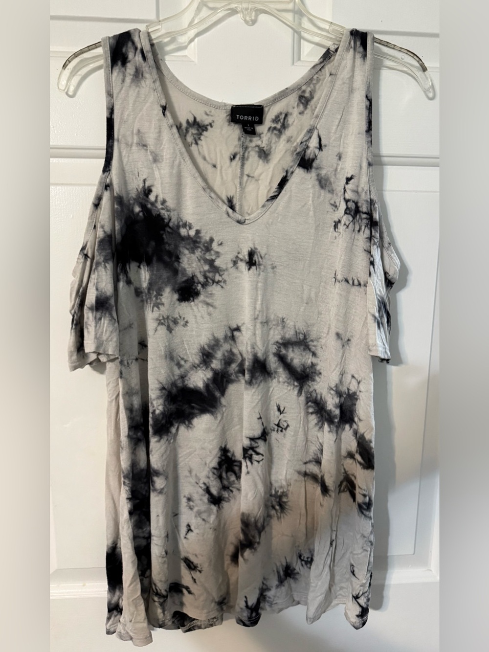 Torrid 1X Black & White Tie-Dye Cold Shoulder V-Neck Tank
